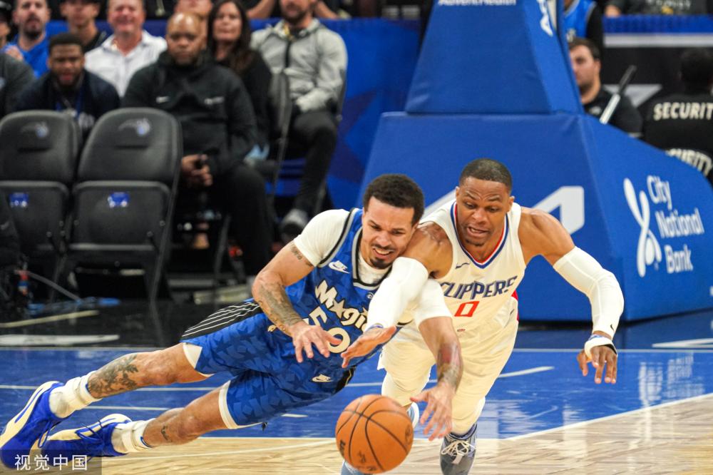 示出对年轻 示出对年轻